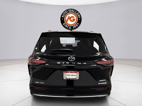Used 2025 Toyota Sienna Platinum AWD/4WD image 4