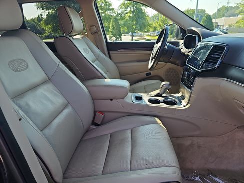 Used 2019 Jeep Grand Cherokee Overland AWD/4WD image 10