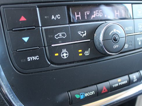 Used 2016 Chrysler Town & Country Touring w/ Driver Convenience Group image 25