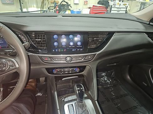 Used 2019 Buick Regal Essence w/ Driver Confidence Package I image 18