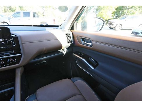 Used 2025 Nissan Pathfinder Platinum w/ Cargo Package image 8