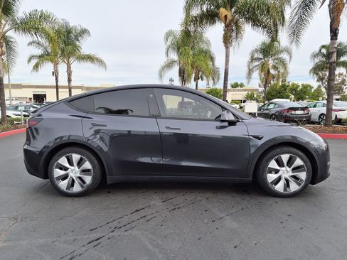 Used 2024 Tesla Model Y Long Range AWD/4WD image 11