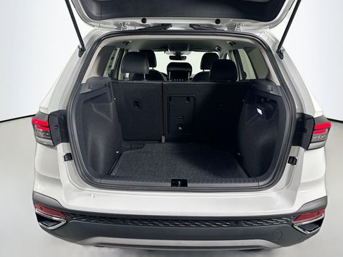 Certified 2025 Volkswagen Taos SE image 24