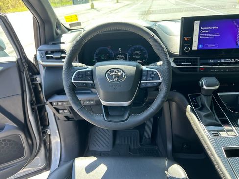 Used 2025 Toyota Sienna XLE Woodland Edition AWD/4WD image 21
