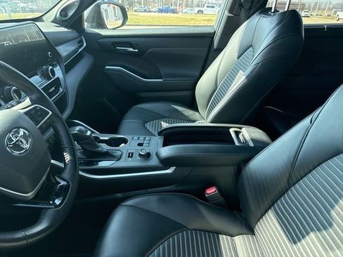 Used 2023 Toyota Highlander XSE image 4
