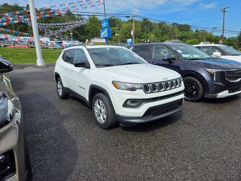 Used 2025 Jeep Compass Latitude w/ Sun & Sound Group AWD/4WD image 2