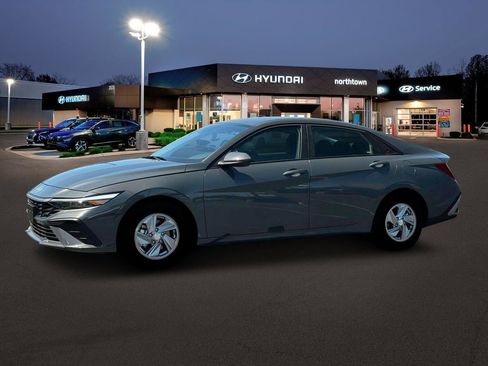 New 2025 Hyundai Elantra SE w/ Cargo Package image 2