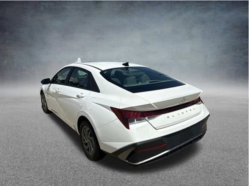 Used 2024 Hyundai Elantra SEL FWD image 7