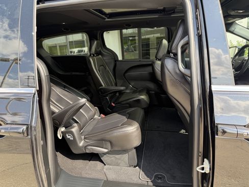 Used 2025 Chrysler Pacifica Select AWD/4WD image 24