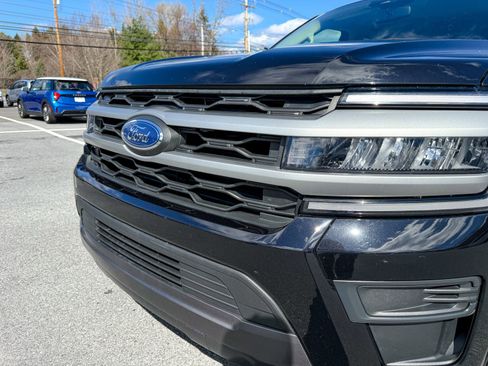 Used 2024 Ford Expedition Max XLT image 4