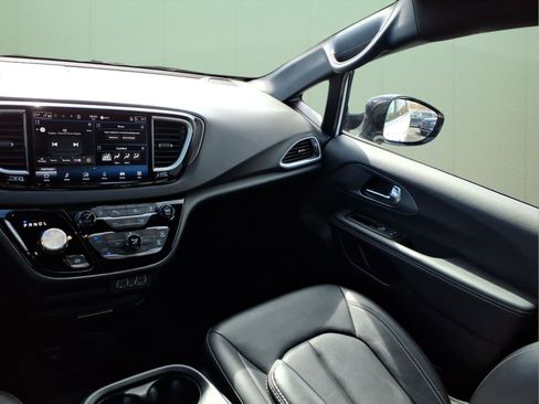 Used 2025 Chrysler Pacifica Select image 16