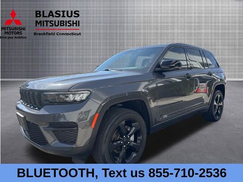 Used 2023 Jeep Grand Cherokee Altitude AWD/4WD image 16