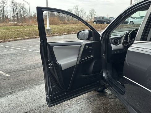 Used 2018 Toyota RAV4 Limited image 11