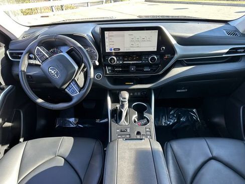 Certified 2024 Toyota Highlander XLE AWD/4WD image 25