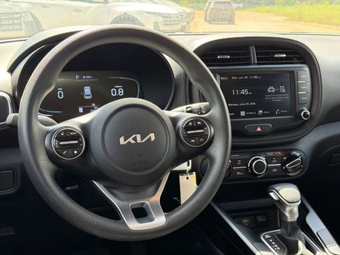Used 2025 Kia Soul LX w/ LX Technology Package FWD image 23