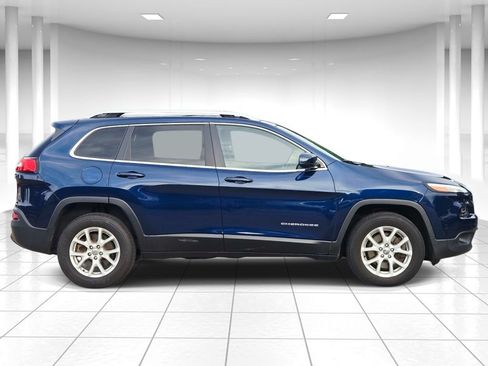 Used 2018 Jeep Cherokee Latitude w/ Cold Weather Group AWD/4WD image 2