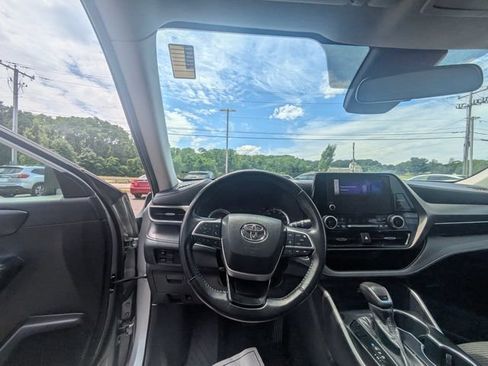 Used 2023 Toyota Highlander LE AWD/4WD image 11