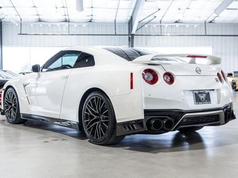 Used 2023 Nissan GT-R Premium w/ Premium Interior Package AWD/4WD image 4