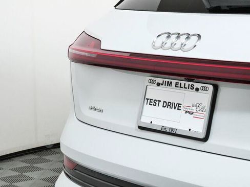 Used 2023 Audi e-tron Premium Plus w/ Premium Plus Package AWD/4WD image 38