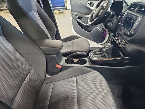 Certified 2025 Kia Soul LX w/ LX Technology Package FWD image 10