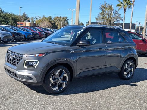Used 2023 Hyundai Venue Limited image 7