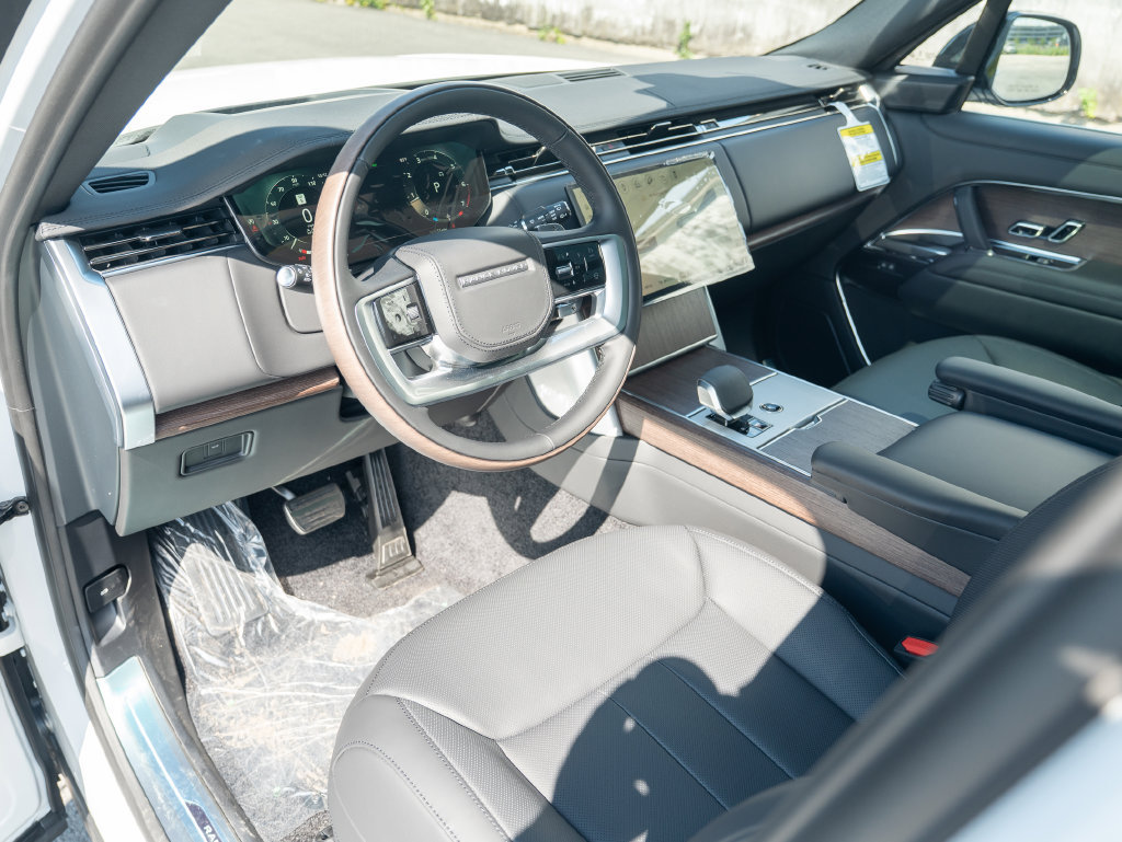 New 2026 Land Rover Range Rover Long Wheelbase SE AWD/4WD image 11