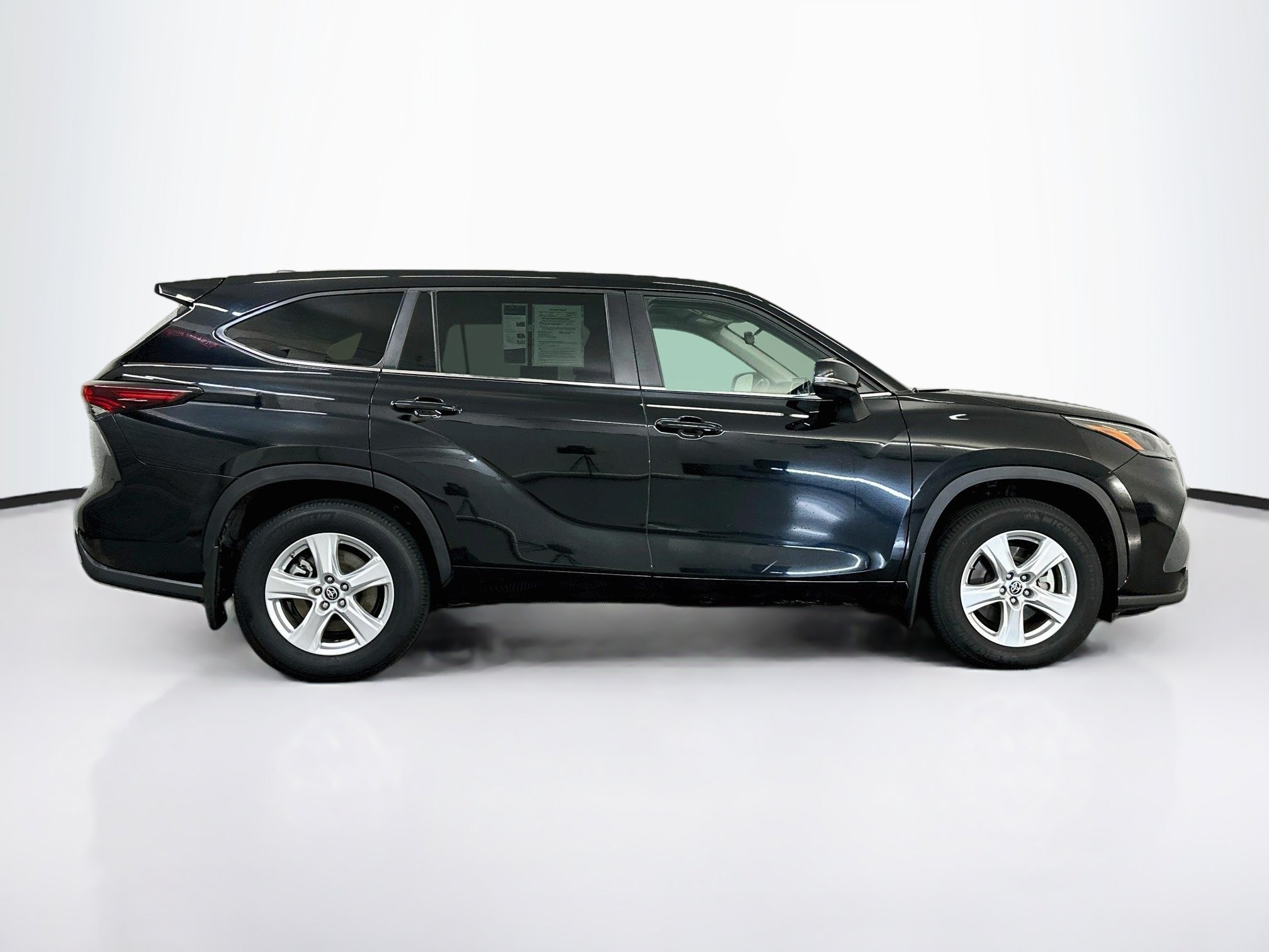 Used 2025 Toyota Highlander LE AWD/4WD image 10