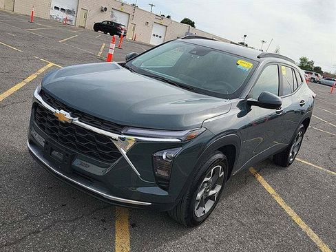 Used 2025 Chevrolet Trax LT FWD image 1