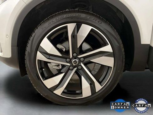 Used 2025 Volvo XC40 B5 Plus image 29