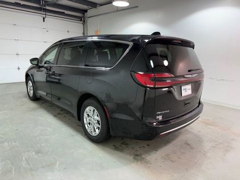 Used 2024 Chrysler Pacifica Touring-L image 4