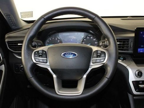 Used 2021 Ford Explorer XLT w/ Equipment Group 202A AWD/4WD image 31