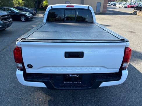 Used 2022 Toyota Tacoma SR w/ SR Convenience Package RWD image 9