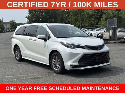 Used 2024 Toyota Sienna XLE FWD image 1