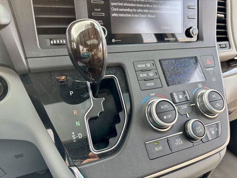 Used 2019 Toyota Sienna XLE Premium FWD image 24
