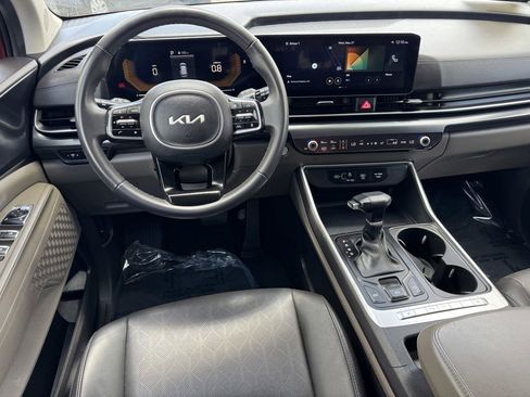 Used 2025 Kia Carnival FWD image 14