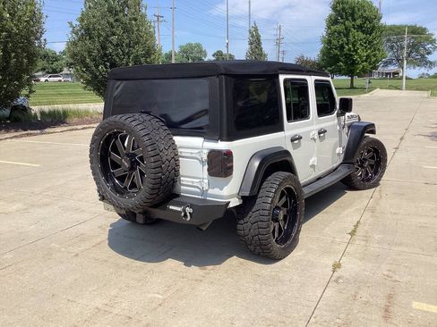 Used 2018 Jeep Wrangler Unlimited Sport S AWD/4WD image 3