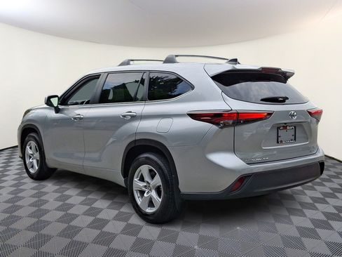 Used 2024 Toyota Highlander LE AWD/4WD image 4