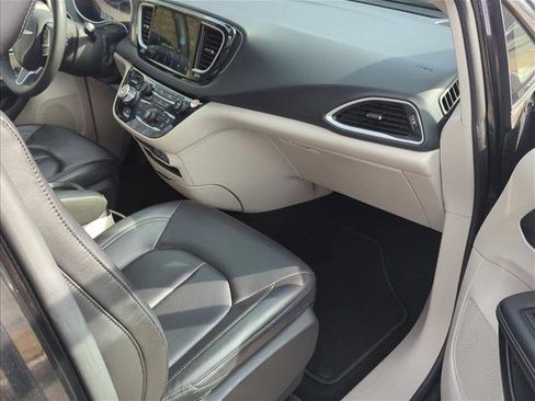 Used 2023 Chrysler Pacifica Touring-L image 21