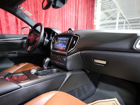 Used 2018 Maserati Ghibli RWD image 22