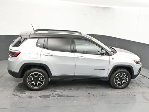 Used 2025 Jeep Compass Trailhawk AWD/4WD image 45