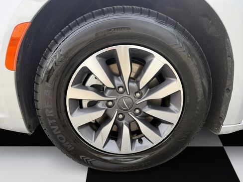 Used 2024 Chrysler Pacifica Limited FWD image 14