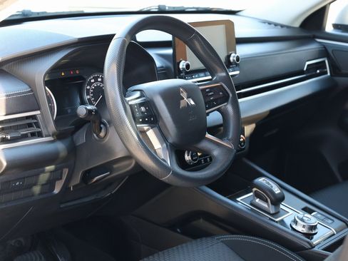 Used 2022 Mitsubishi Outlander ES image 12