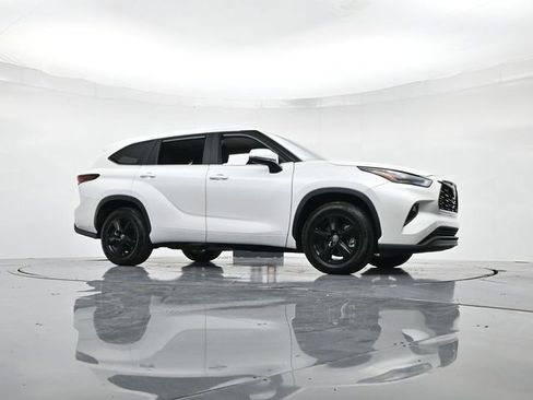 Used 2024 Toyota Highlander LE image 34