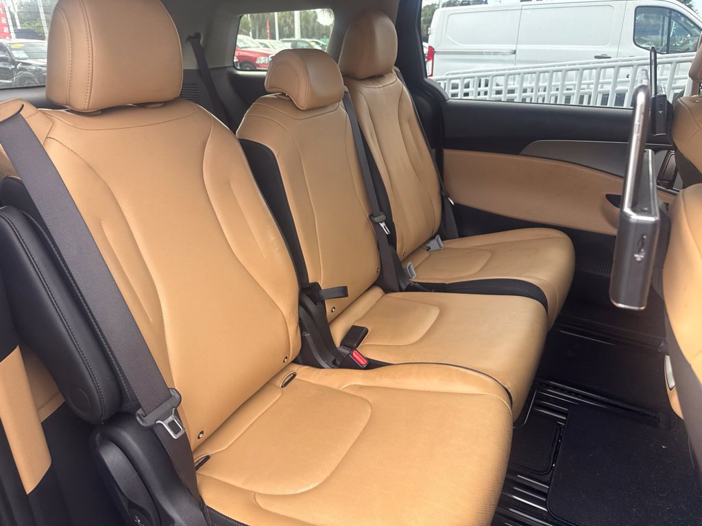 Used 2023 Kia Carnival LX FWD image 13