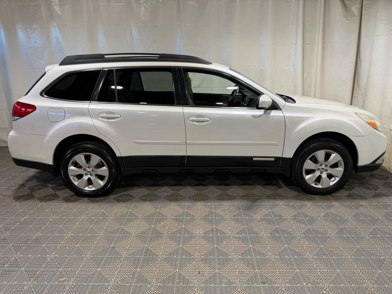 Used 2012 Subaru Outback 2.5i Limited w/ Moonroof Pkg AWD/4WD image 9