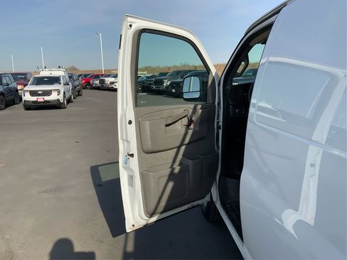 Used 2018 Chevrolet Express 2500 image 19