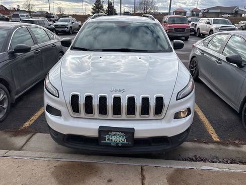 Used 2016 Jeep Cherokee Sport image 3