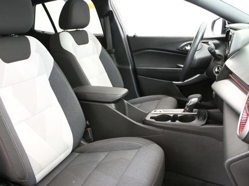 Used 2024 Chevrolet Trax RS w/ Sunroof Package FWD image 32
