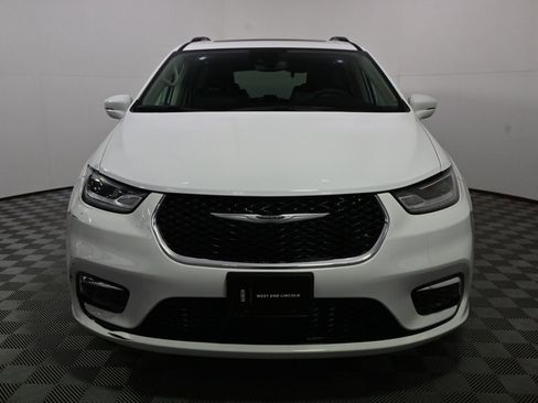 Used 2022 Chrysler Pacifica Touring-L image 9