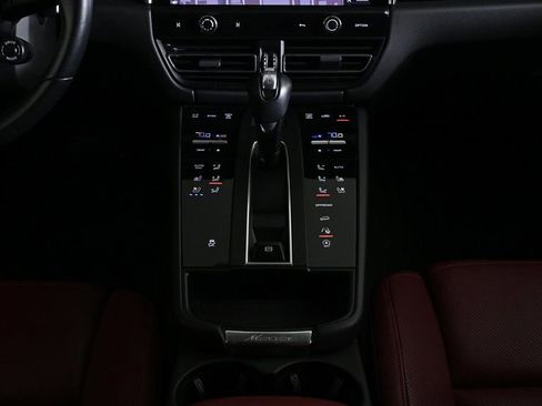 Certified 2024 Porsche Macan image 16